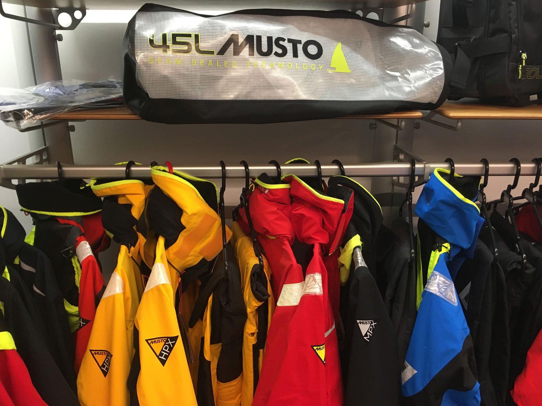 Musto Segelausrüstung im Segelshop in Frankfurt