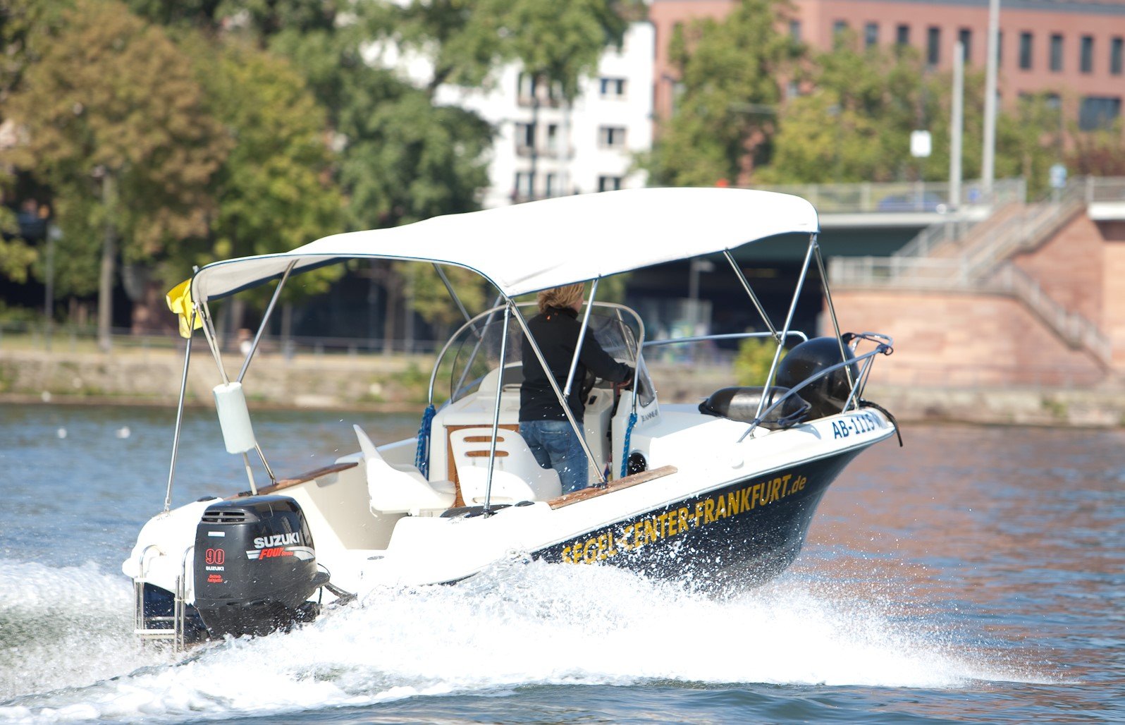 Motorboot auf dem Main - Segel-Center Frankfurt