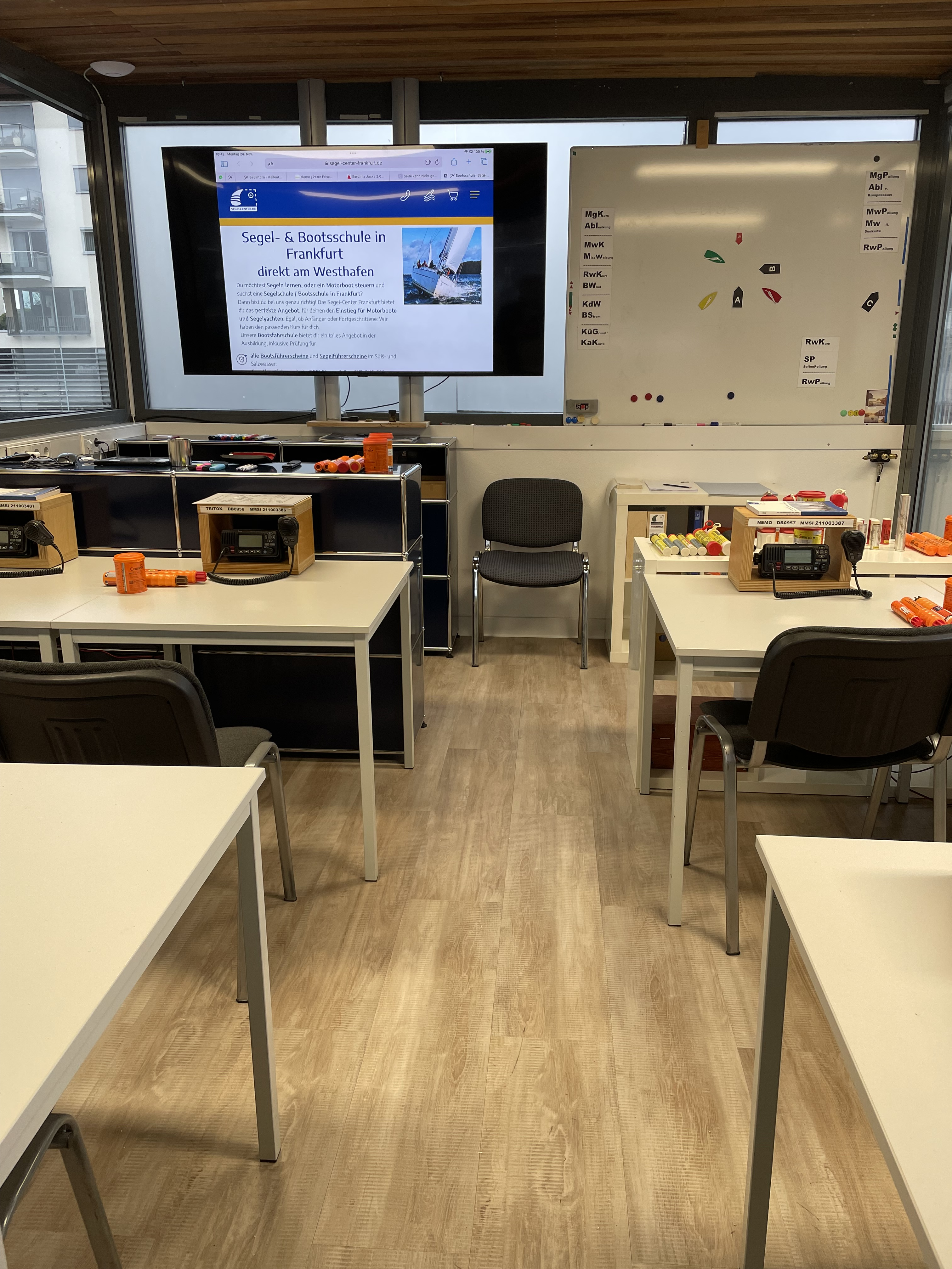 Knotentafel im Schulungsraum Frankfurt für SBF Binnen und See - Segel-Center Frankfurt